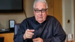 Howard Buffett asume la presidencia de Berkshire Hathaway tras la salida de Warren Buffett
