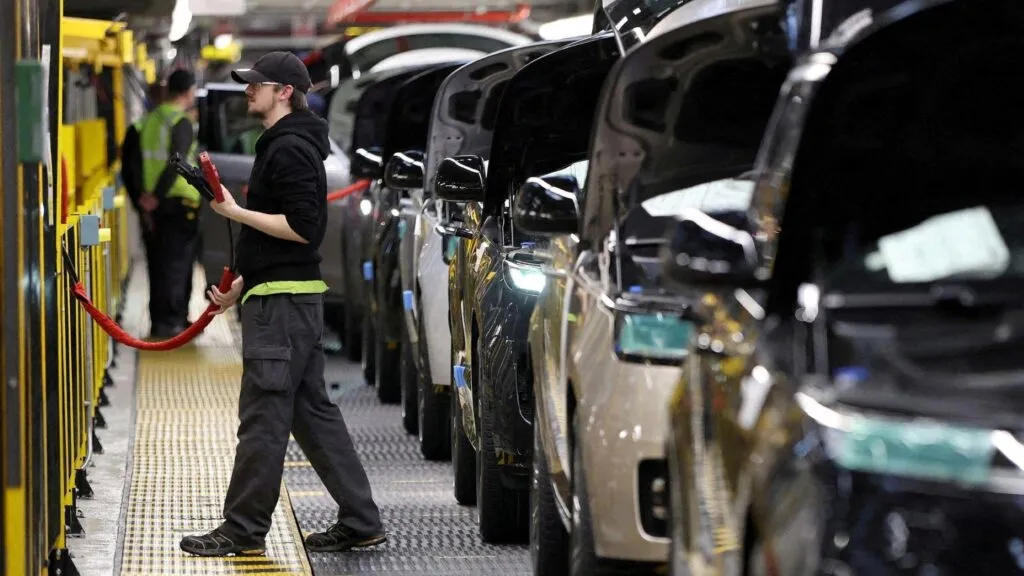 Jaguar Land Rover prepara recortes de empleo ante la caída de ventas y el aumento de costos