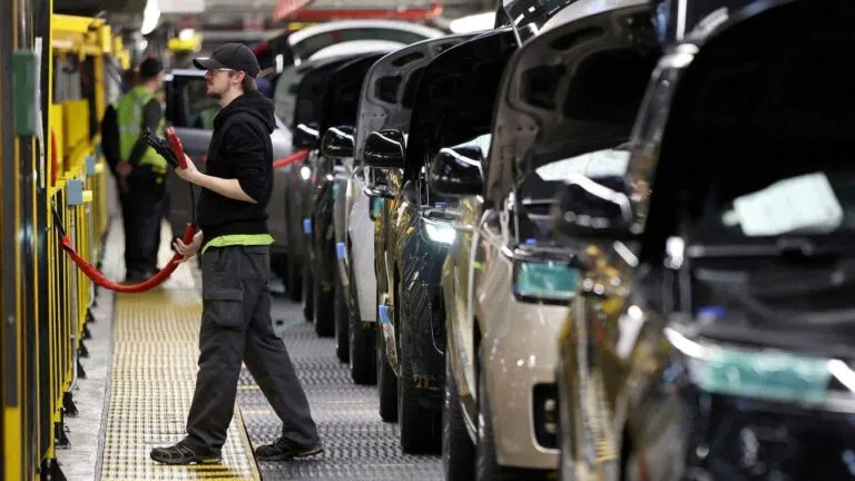 Jaguar Land Rover prepara recortes de empleo ante la caída de ventas y el aumento de costos