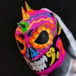 Máscara de lucha libre mexicana que representa identidad, narrativa y valor comercial dentro del espectáculo deportivo.