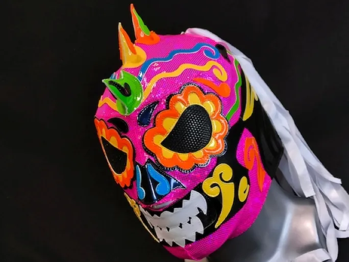 Máscara de lucha libre mexicana que representa identidad, narrativa y valor comercial dentro del espectáculo deportivo.