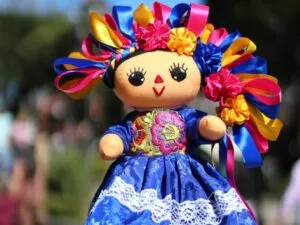 Muñecas Lele monumentales muestran la tradición otomí y el talento creativo mexicano