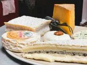 Queso suizo destaca mundialmente por su calidad, tradición y producción especializada