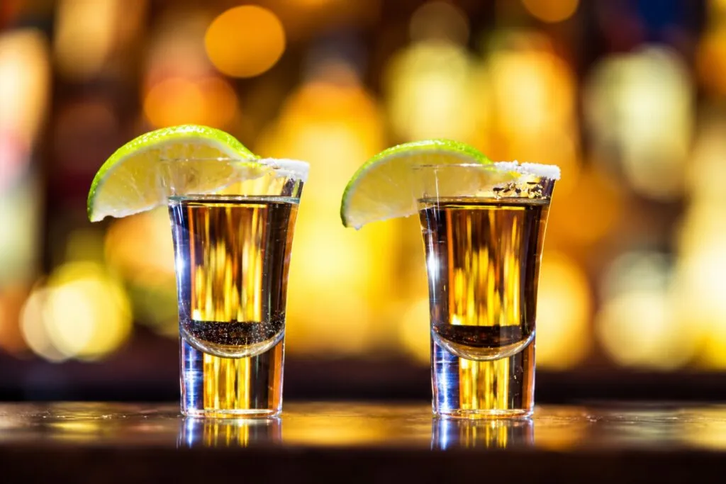 Productores de agave trabajan en México ante el crecimiento del tequila y mezcal en Estados Unidos