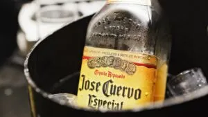 Tequilera Cuervo enfrenta una caída bursátil y menores ventas de tequila durante 2026