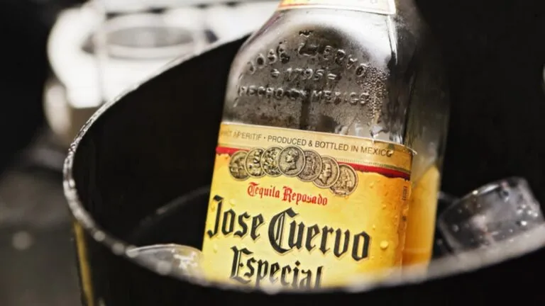 Tequilera Cuervo enfrenta una caída bursátil y menores ventas de tequila durante 2026