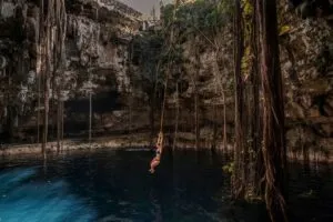 Arquitectura en Tulum combina diseño contemporáneo, naturaleza y herencia maya en espacios culturales mexicanos.