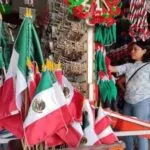 Ventas de artículos patrios con banderas, sombreros y accesorios mexicanos exhibidos en el Centro Histórico de Zacatecas.