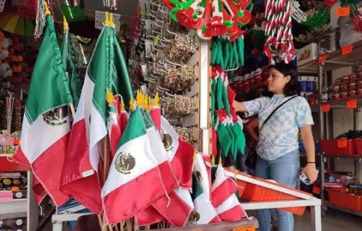 Ventas de artículos patrios con banderas, sombreros y accesorios mexicanos exhibidos en el Centro Histórico de Zacatecas.