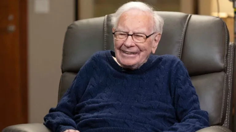 Warren Buffett deja la presidencia de Berkshire Hathaway y pasa a ser presidente emérito