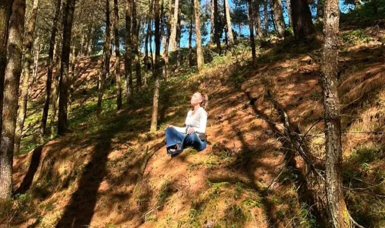 Ivonne Mancera Valdivia en un bosque durante un momento de reflexión y entrenamiento mental