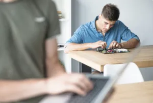 Nesim Issa Tafich impulsa formación técnica para retener talento lagunero