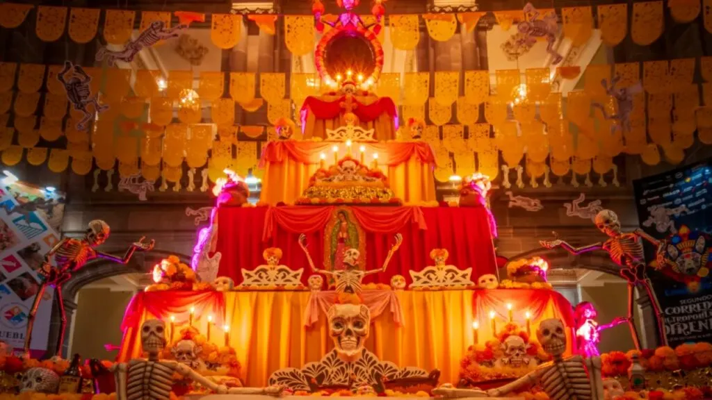 Concurso de ofrendas en Azcapotzalco con altares tradicionales decorados con flores de cempasúchil, veladoras y papel picado.