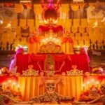 Concurso de ofrendas en Azcapotzalco con altares tradicionales decorados con flores de cempasúchil, veladoras y papel picado.