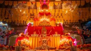 Concurso de ofrendas en Azcapotzalco con altares tradicionales decorados con flores de cempasúchil, veladoras y papel picado.