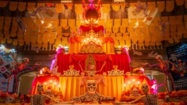 Concurso de ofrendas en Azcapotzalco con altares tradicionales decorados con flores de cempasúchil, veladoras y papel picado.