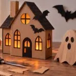 Cajas de cartón reutilizadas para crear adornos de Halloween como fantasmas, lápidas, murciélagos y casas embrujadas.