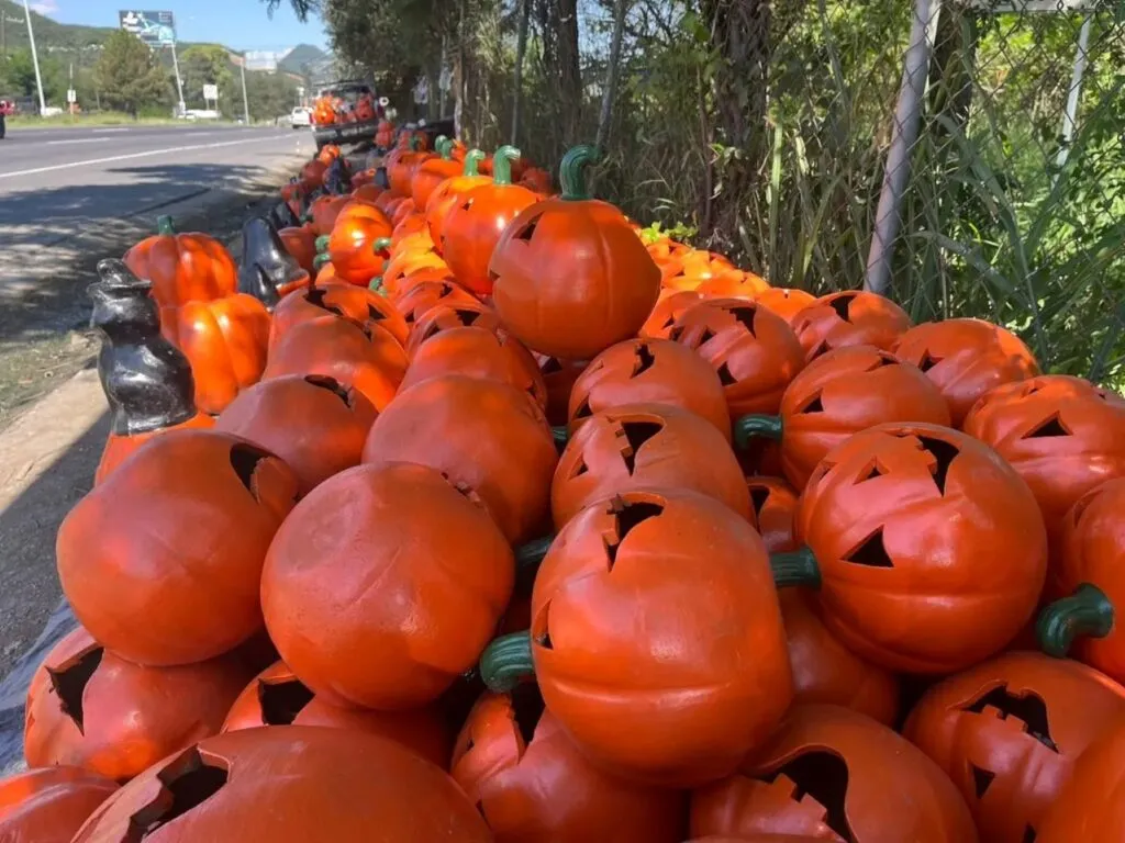 Calabazas decorativas de barro exhibidas en un taller artesanal de San Juan del Río durante la temporada de Halloween.