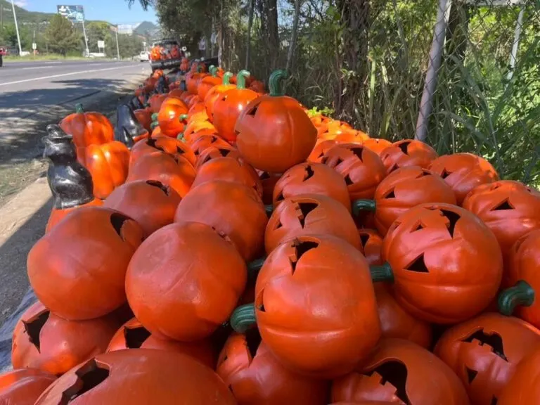 Calabazas decorativas de barro exhibidas en un taller artesanal de San Juan del Río durante la temporada de Halloween.