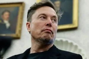Elon Musk durante un evento público en Estados Unidos, donde sus aportaciones económicas a campañas republicanas generan atención.