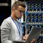 Profesionales de recursos humanos analizan contrataciones y vacantes laborales en una oficina de México.