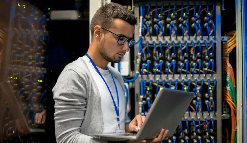 Profesionales de recursos humanos analizan contrataciones y vacantes laborales en una oficina de México.