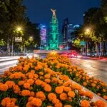 Esculturas gigantes y luces de Día de Muertos transforman Paseo de la Reforma en Ciudad de México