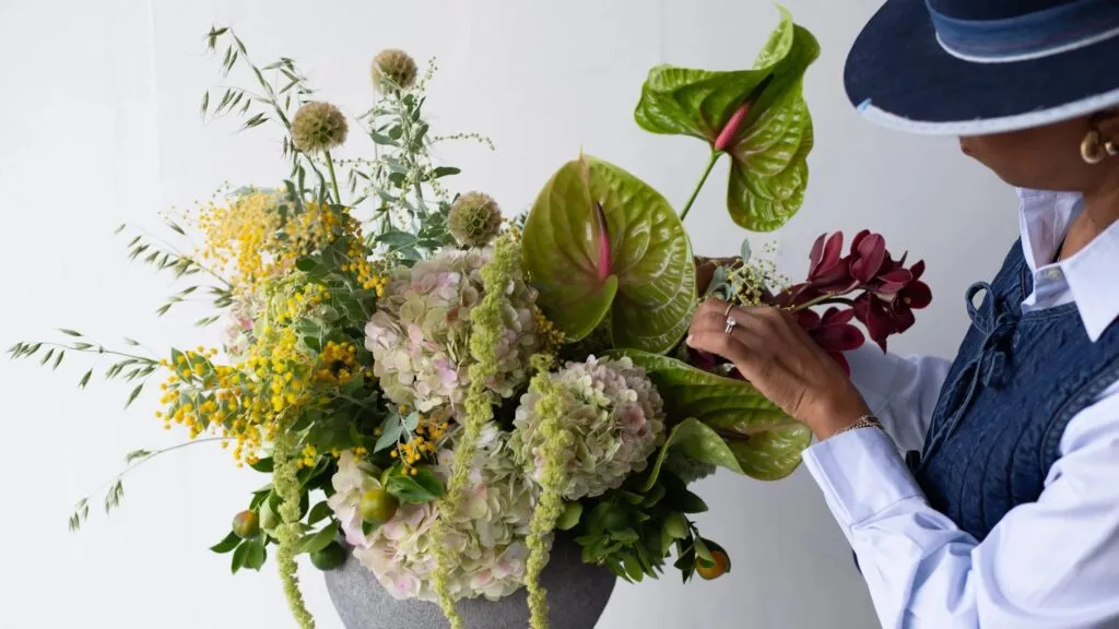 Floristería de lujo transforma los arreglos tradicionales en piezas de diseño de autor