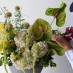 Floristería de lujo transforma los arreglos tradicionales en piezas de diseño de autor