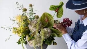 Floristería de lujo transforma los arreglos tradicionales en piezas de diseño de autor
