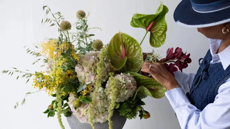 Floristería de lujo transforma los arreglos tradicionales en piezas de diseño de autor