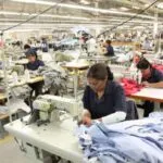 Trabajadores de la industria textil mexicana elaboran prendas de vestir en una fábrica nacional.