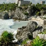 Tulum enfrenta una crisis turística marcada por menos visitantes, cancelaciones de vuelos, cierres de negocios y acumulación de sargazo