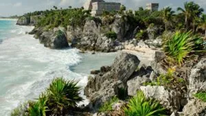 Tulum enfrenta una crisis turística marcada por menos visitantes, cancelaciones de vuelos, cierres de negocios y acumulación de sargazo