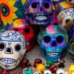 Artesanías mexicanas elaboradas a mano, con piezas de cerámica y textiles tradicionales que representan la actividad económica cultural de México.