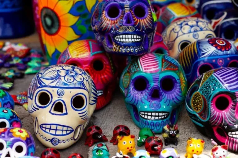 Artesanías mexicanas elaboradas a mano, con piezas de cerámica y textiles tradicionales que representan la actividad económica cultural de México.