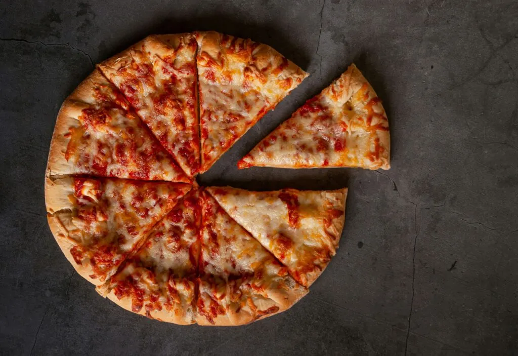 Pizza preparada para comida a domicilio junto con antojitos mexicanos y aplicaciones de entrega digital.
