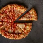 Pizza preparada para comida a domicilio junto con antojitos mexicanos y aplicaciones de entrega digital.