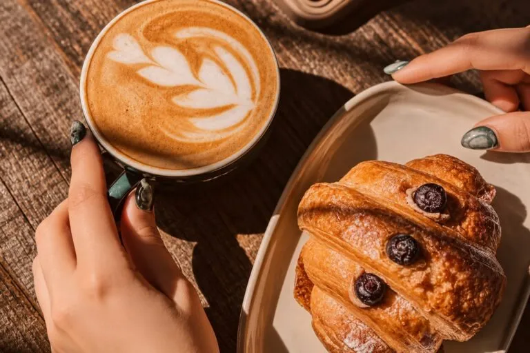 Café mexicano preparado con granos cultivados por familias productoras de diferentes regiones del país