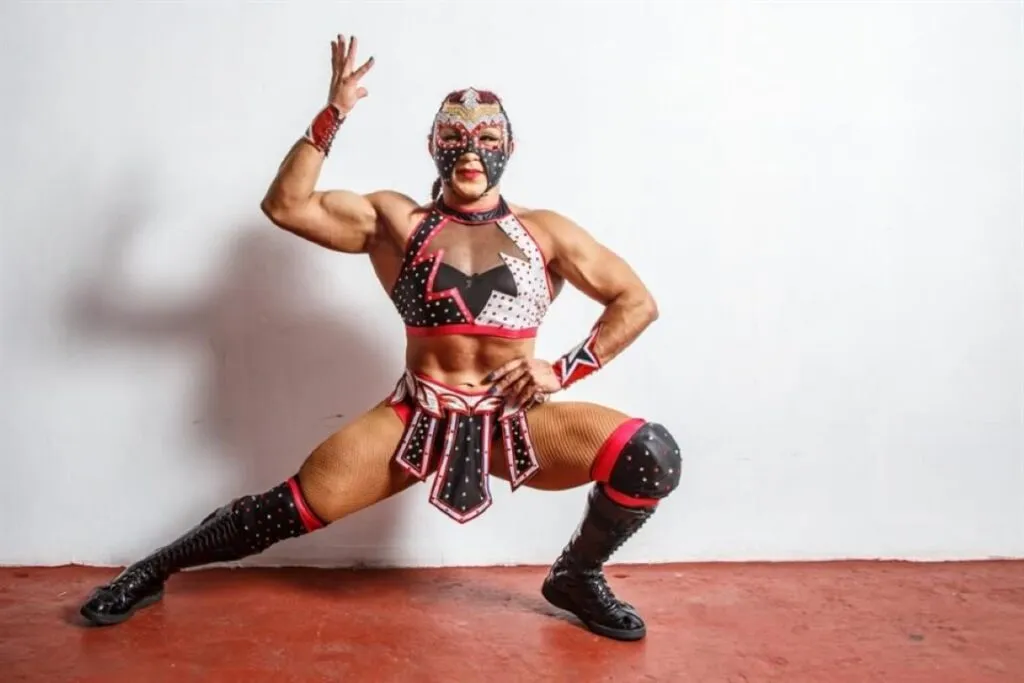 Luchadora mexicana Olympia durante una presentación deportiva, representando su trayectoria entre la lucha libre y el fisicoculturismo.