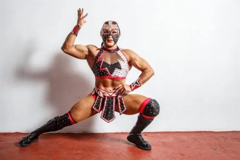 Luchadora mexicana Olympia durante una presentación deportiva, representando su trayectoria entre la lucha libre y el fisicoculturismo.