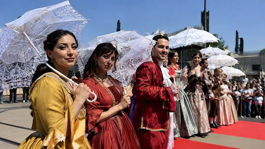 Presentación musical de la Ópera de Tijuana con cantantes y músicos durante un espectáculo cultural abierto al público.