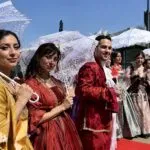 Presentación musical de la Ópera de Tijuana con cantantes y músicos durante un espectáculo cultural abierto al público.