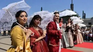 Presentación musical de la Ópera de Tijuana con cantantes y músicos durante un espectáculo cultural abierto al público.