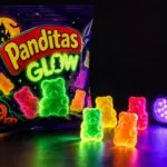 Panditas Glow incorpora confeti fluorescente y una lámpara de luz negra en una edición limitada disponible en México.