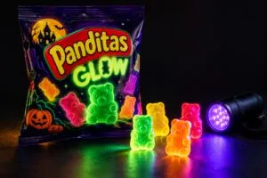 Panditas Glow incorpora confeti fluorescente y una lámpara de luz negra en una edición limitada disponible en México.