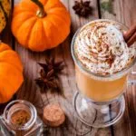 Pumpkin Spice Latte regresa a las cafeterías de Dubái como parte de una estrategia comercial basada en productos de temporada.