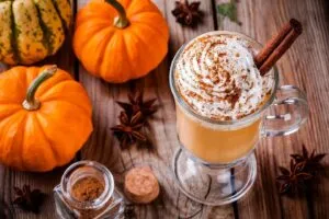 Pumpkin Spice Latte regresa a las cafeterías de Dubái como parte de una estrategia comercial basada en productos de temporada.