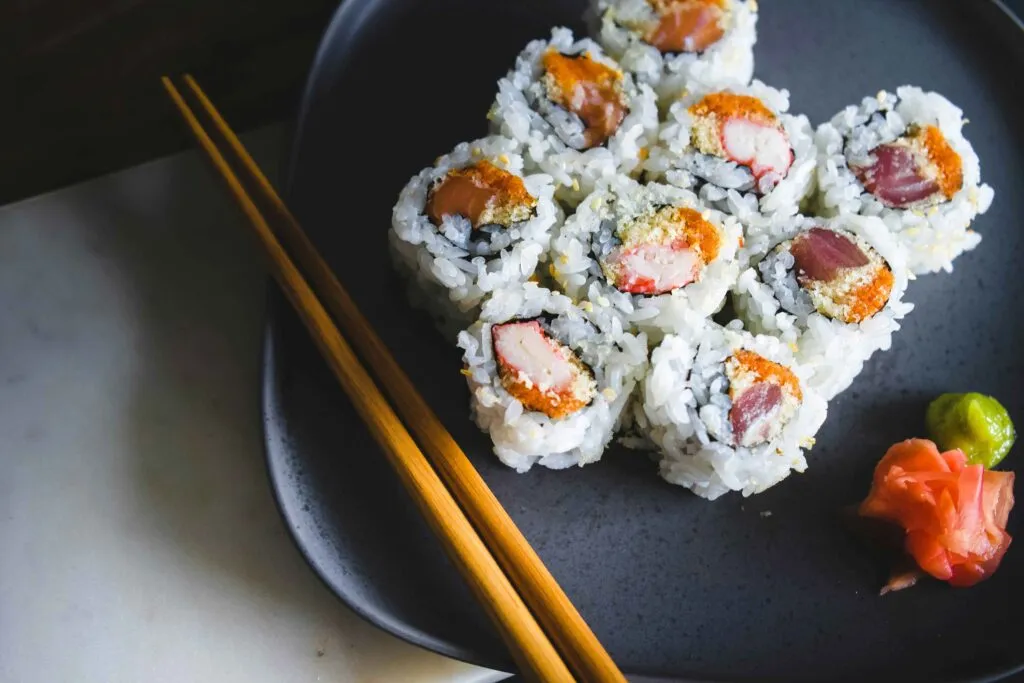 Cocina nikkei en Perú gana reconocimiento con restaurantes que combinan tradición japonesa, sabores locales e innovación.