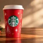 Starbucks Red Cup Day 2026 regresará con vasos reutilizables para impulsar su campaña comercial de temporada.